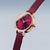 Damenuhr mit violettem Armband, roségoldfarbenes rundes Gehäuse und lila Zifferblatt mit Indexen.