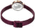 Damenuhr mit violettem Metallgeflechtband, rundem Gehäuseboden mit Gravur, roségoldfarbene Schließe.
