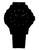 Gros plan du cadran d'une montre pour homme avec des index des heures luminescents vert-jaune