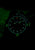 Montre noire pour homme avec aiguilles et index lumineux verts, vue latérale