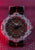 Bracelet de montre pour homme avec cadran sombre, index lumineux et bracelet textile noir à rayure rouge