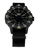 Bracelet de montre pour homme avec cadran noir, index luminescents et bracelet textile noir.