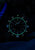 Montre pour homme visible dans le noir : aiguilles et index lumineux verts/bleus sur cadran noir.
