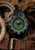 Montre tactique avec lunette verte et bracelet noir, marqueurs lumineux
