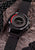 Montre homme avec lunette noire, bracelet textile noir et accent rouge