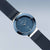 Damenuhr mit blau gestreiftem Zifferblatt, runder blauer Lünette und blauem Mesh-Armband
