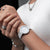 Montre Bering pour femme au poignet : cadran blanc et bracelet en maillons de céramique