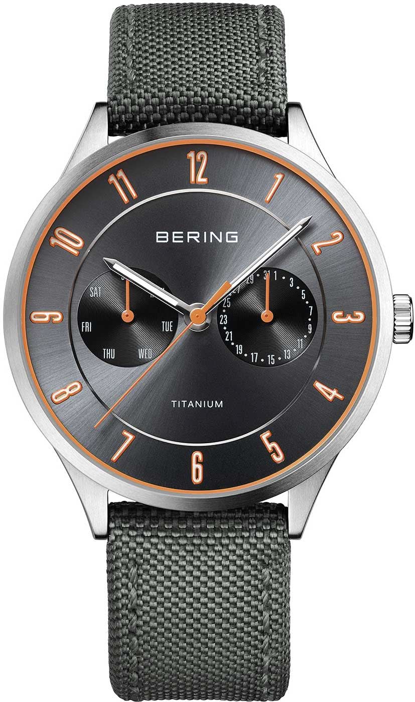 Montre homme avec bracelet textile gris, boîtier en acier inoxydable et cadran sombre avec index orange