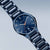 Bering Herrenuhr mit rundem Gehäuse, blauem Zifferblatt und Titan-Gliederarmband