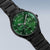 Montre homme avec bracelet en métal noir et cadran vert avec sous-cadrans chrono et aiguilles