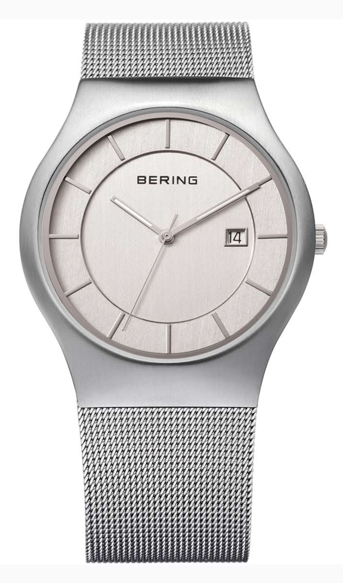 Bering Montre Homme avec bracelet milanais argenté et cadran rond, aiguilles fines.