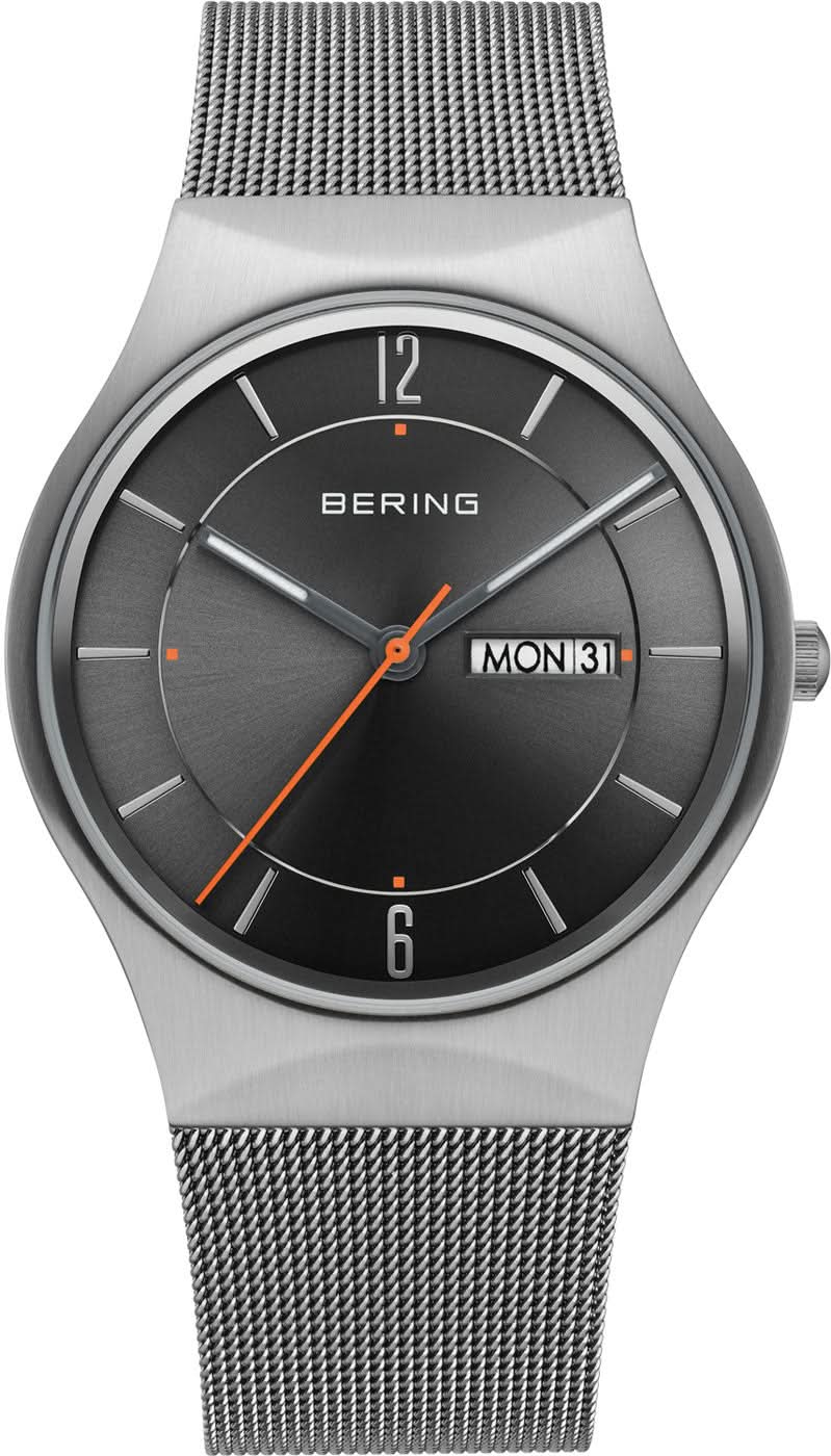 Herrenarmbanduhr mit silbernem Meshband, schwarzem Zifferblatt und orangefarbenen Zeigern