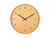 Horloge murale avec cadran jaune miel, aiguilles noires et marque visible
