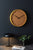 Horloge murale avec cadran jaune miel, aiguilles noires et cadre doré