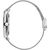 Silberne Armbanduhr, Seitenansicht mit Mesh-Armband und Krone bei 3 Uhr