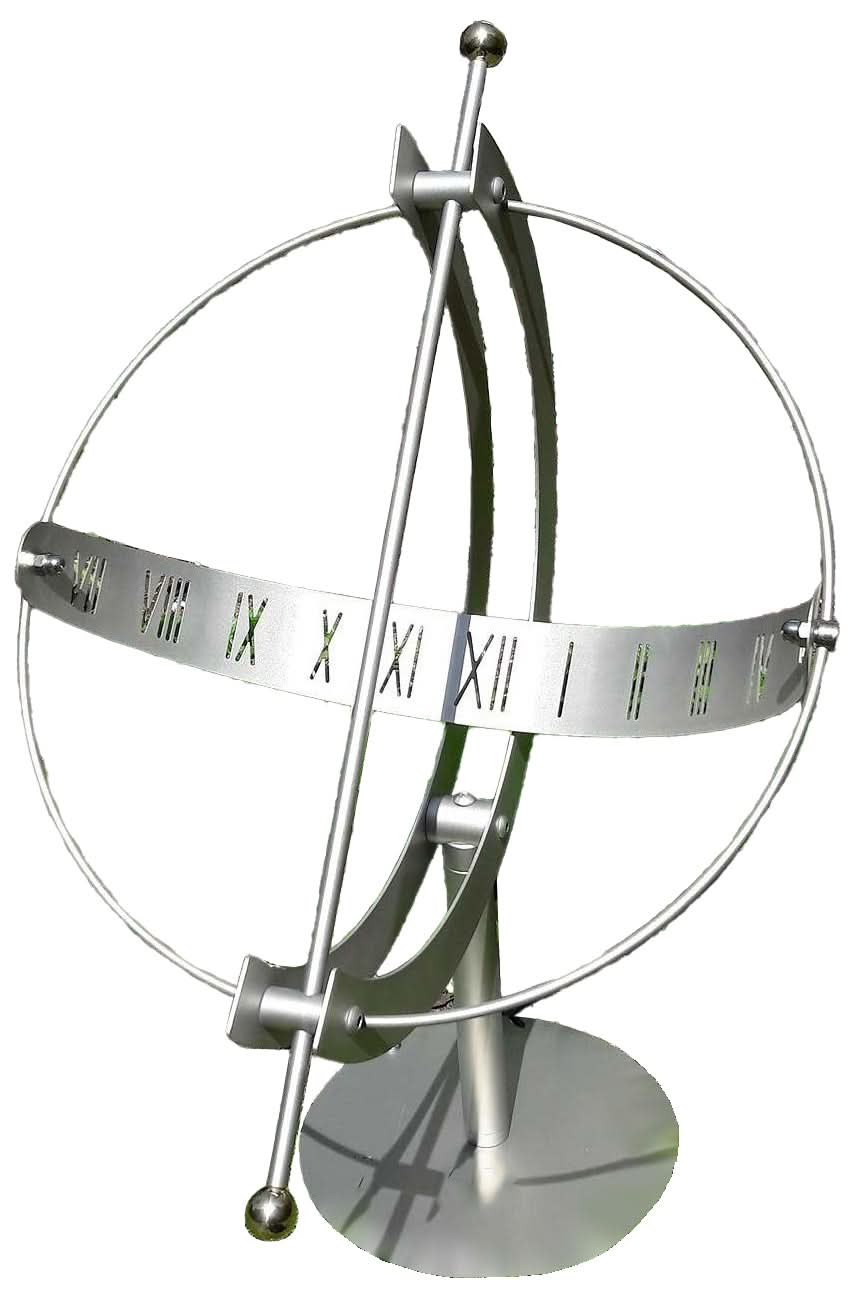Horloge murale avec grand anneau métallique rond et chiffres romains sur un large cadran