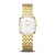 Montre pour femme dorée avec cadran rectangulaire arrondi et bracelet en métal.