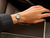 Silberne Damenuhr am Handgelenk mit weißem Zifferblatt und Gliederarmband