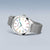 Montre ronde avec cadran blanc, index colorés et bracelet en maille milanaise argentée