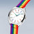 Bracelet avec boîtier argenté, cadran blanc et bracelet en tissu arc-en-ciel
