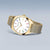 Montre ronde pour homme avec cadran blanc et bracelet milanais doré, marqueurs de couleur