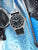 Montre enfant avec cadran noir, bracelet noir et lunette moletée
