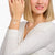 Armband am Handgelenk mit silbernem Pfoten-Charm und Steinbesatz, 925 Sterlingsilber