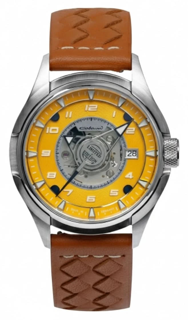 Herrenuhr mit braunem Lederarmband, gelbem Zifferblatt und sichtbarer Datumsklappe