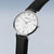 Montre homme avec cadran blanc, bracelet en cuir noir, couronne visible