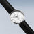 Montre homme avec cadran blanc, bracelet en cuir noir et lunette ronde