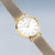 Montre pour femme avec cadran rond blanc et bracelet milanais doré