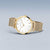 Montre pour femme avec cadran blanc et bracelet milanais doré
