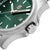 Detail einer Herrenarmbanduhr: grüne Anzeige, Krone mit Logo und Edelstahlgehäuse