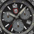 Nahaufnahme: schwarzes Zifferblatt der Chronographen-Uhr mit Leuchtindizes und Subdials