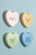 Horloges murales en forme de cœur dans plusieurs couleurs, dont le vert doux avec « ONLY YOU »