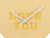 Horloge murale en forme de cœur jaune, gros plan : aiguilles et inscription « LOVE YOU »