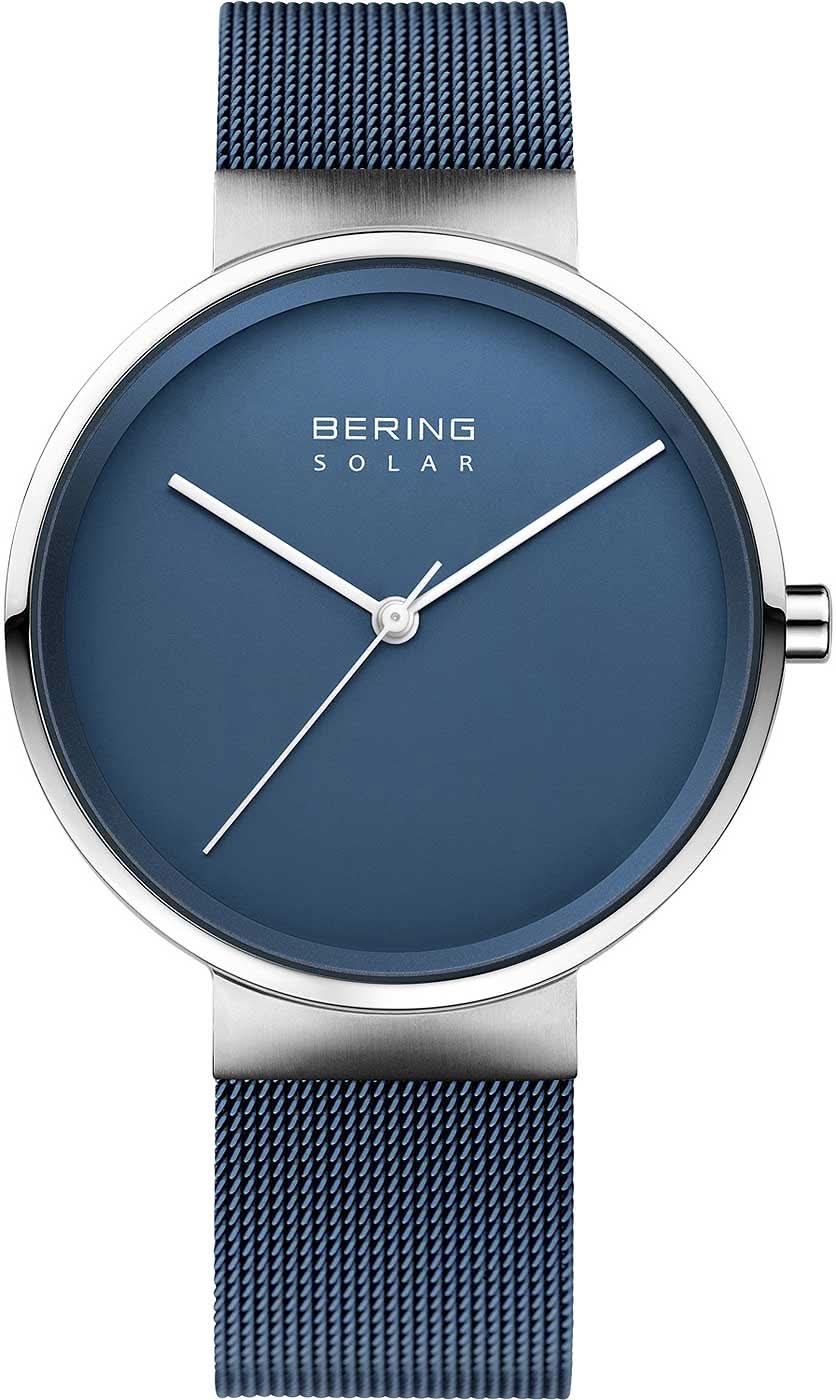 Analoge Bering Solar Uhr mit blauem Zifferblatt und silbernem Gehäuse, blaues Milanaiseband.
