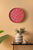 Horloge murale ronde rouge avec chiffres et aiguilles blancs