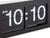 Horloge murale noire à chiffres basculants en gros plan, affichant 10:10