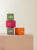 Quatre réveils cube LED en vert, rose, gris et orange avec affichage numérique