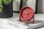 Réveil rouge blush avec cadran rond et cadre en métal sur socle