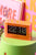 Horloge de table orange néon avec boîtier en acrylique transparent et chiffres à bascule, affiche 22 et 10.