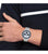 Tommy Hilfiger Herrenuhr mit Edelstahlarmband am Handgelenk, blaues Zifferblatt