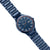 Montre bracelet pour homme, vue de biais par le dessus : cadran bleu avec lunette orange