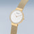 Montre pour femme avec bracelet milanais doré, cadran blanc et couronne
