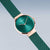 Montre Bering pour femme avec bracelet milanais vert, boîtier doré rose et cadran vert émeraude.