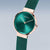 Montre Bering pour femme : cadran vert émeraude, boîtier doré rose et bracelet milanais vert.