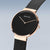 Montre avec cadran noir, index bâtons en or rose et bracelet milanais noir