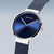 Montre homme avec cadran rond bleu, aiguilles blanches et bracelet milanais bleu foncé