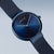 Unisex-Armbanduhr in Nahansicht: blaues Zifferblatt mit Zeigern und blauem Mesh-Armband